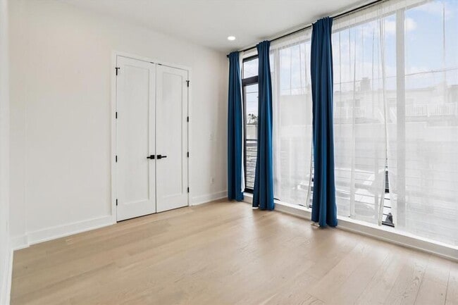 Building Photo - 517 Montana Ave NE