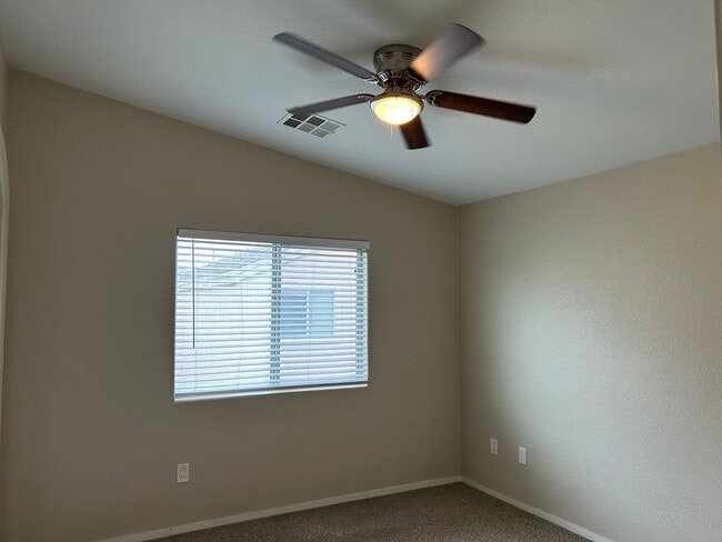 Building Photo - 2 story townhome in Mountains Edge