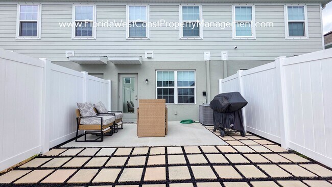 Building Photo - OUTSTANDING TOWNHOME IN LAKEWOOD RANCH! 3 ...