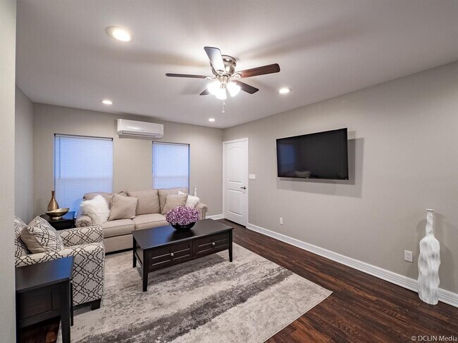 Building Photo - 2421 Truxillo St