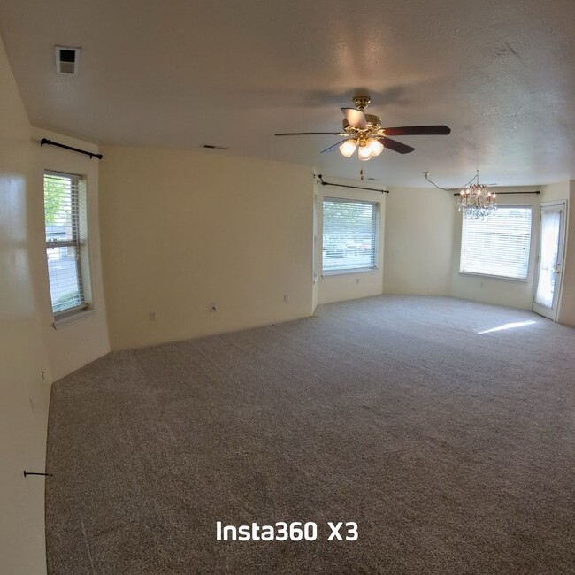 Building Photo - Charming 3 Bed 2 Bath Medford Townhome
