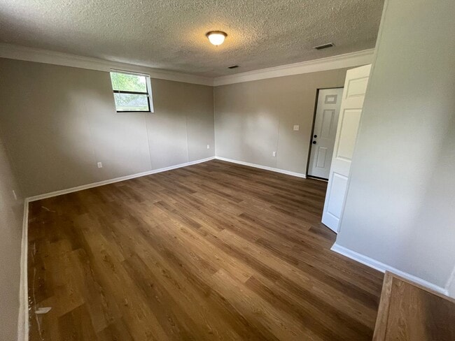 Building Photo - **4/2 Single Family home Available Now!!**