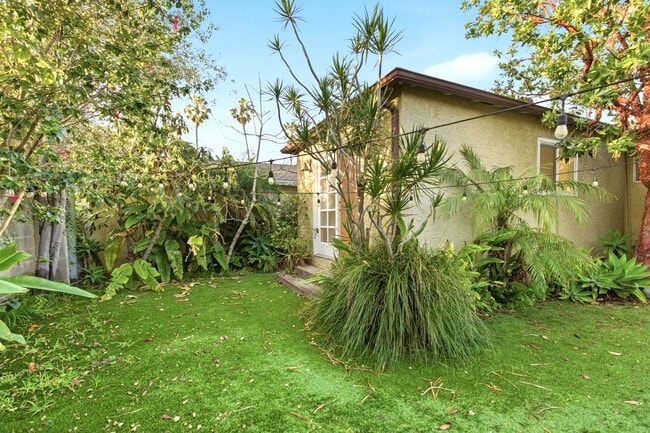 Building Photo - Beautiful 3 Bed + 2 Bath House + Front & Back Yard, Garage, Driveway