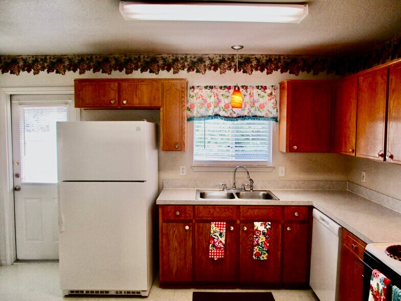 Building Photo - 165 Armadillo Ln