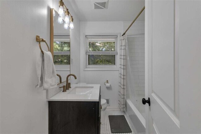 Building Photo - 610 Oriole Dr SE