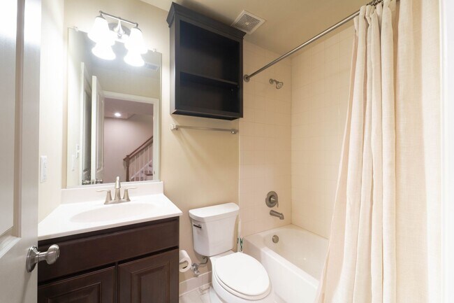 Building Photo - Stunning Centreville Townhome With Excellent Commuter Access