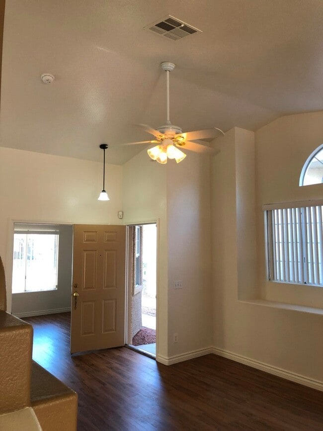 Building Photo - Beautiful Single Story Home