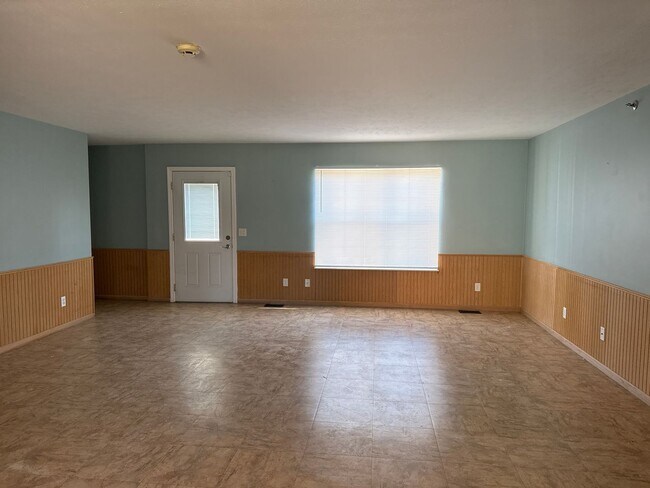 Building Photo - Beautiful 6 BR/4BA home with fenced in yar...