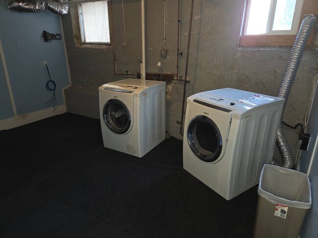 Building Photo - 2-22 Pearl St