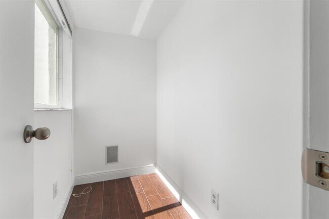 Building Photo - 920 NE 16th Terrace