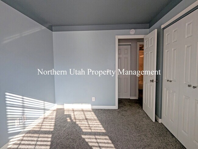 Building Photo - 2 Bed 1 Bath with AC