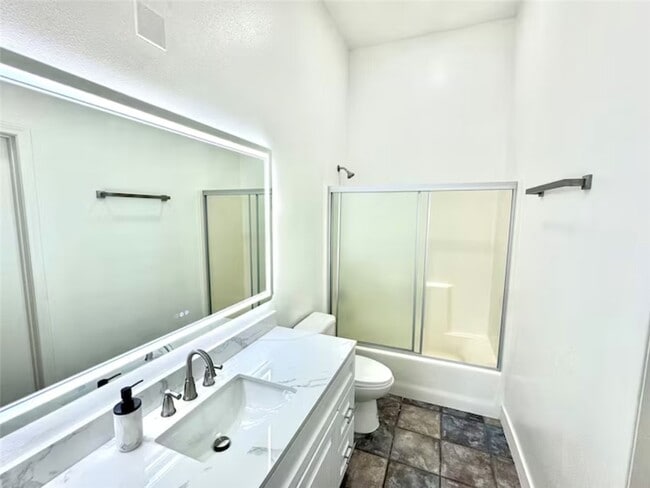 Building Photo - 123 6th St