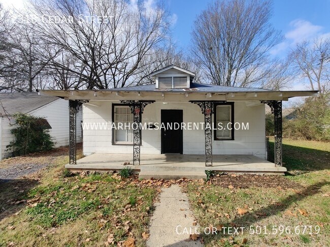 Primary Photo - 2318 Cedar Street | $725 | 2 beds, 1 full ...