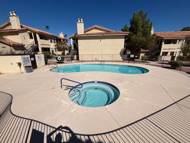 Building Photo - Gorgeous 2BED/2BATH Condo nestled in a Roc...