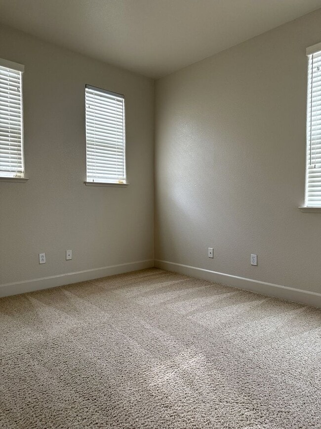 Building Photo - Pleasing 5/2 near college and UC