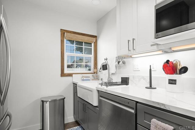 Building Photo - 586 Del Mar Ave