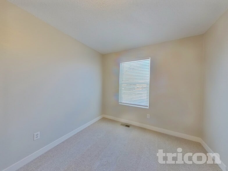 Building Photo - 2882 Dickens Dr