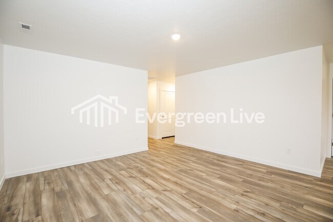 Building Photo - 324 Lightning Ave