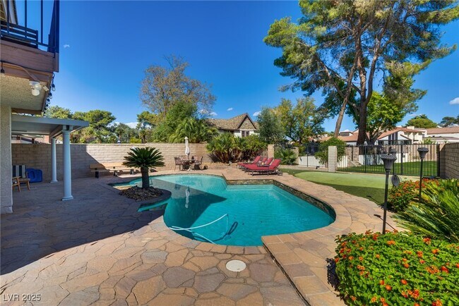 Building Photo - 840 Pinehurst Dr