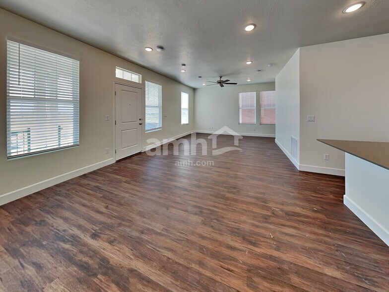 Building Photo - 11016 S Trocadero Ave