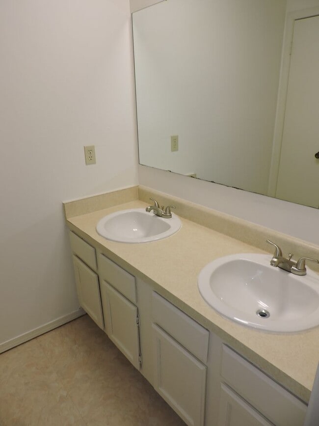 Building Photo - Convenient to schools, beaches, & shopping