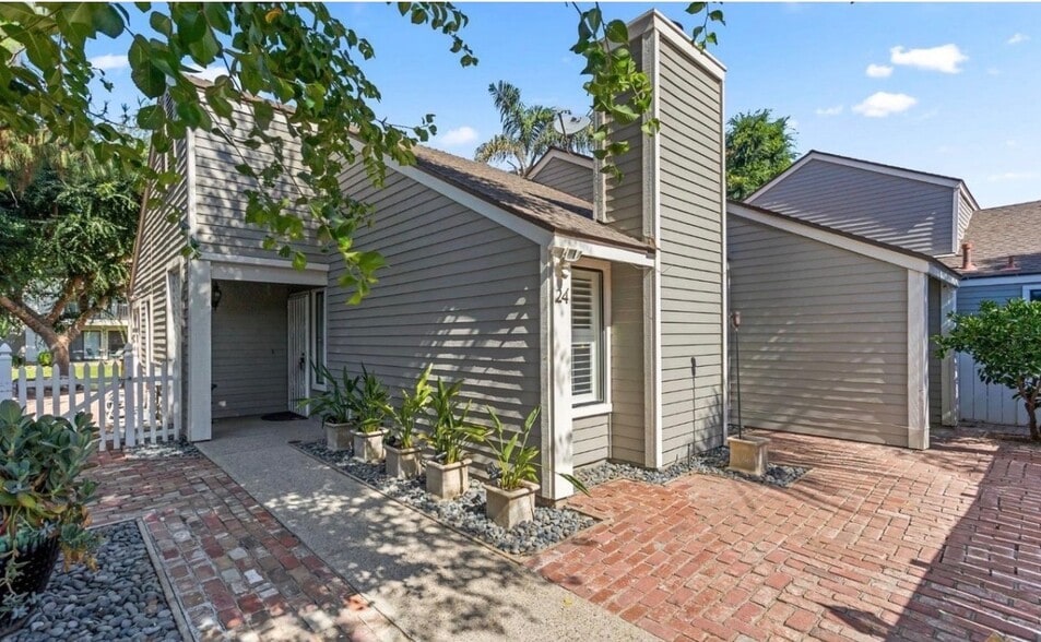 Building Photo - 8000 Kroll Way