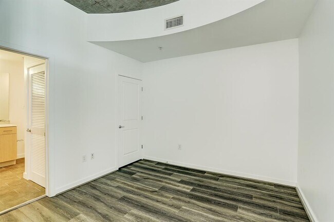 Building Photo - 5925 Almeda Rd