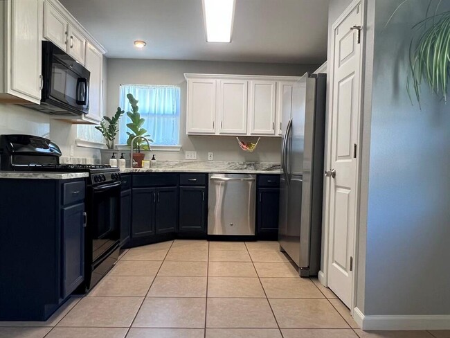 Building Photo - 223 Dana Dr