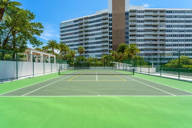 Building Photo - 10 Venetian Way