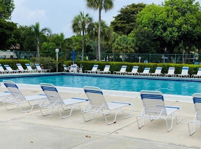 Building Photo - 115 Gardens Dr