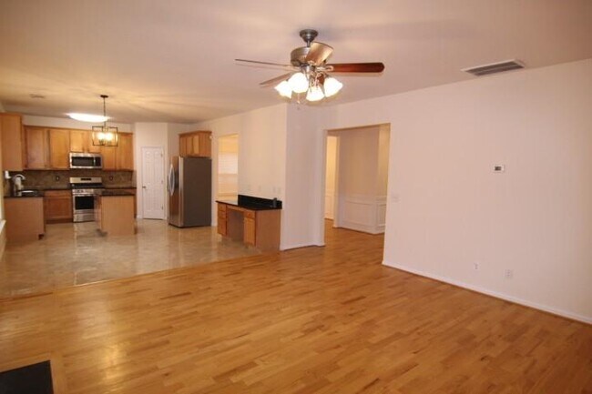 Building Photo - 700 Moonlight Way