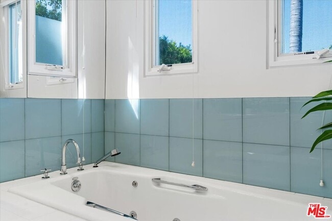 Building Photo - 211 S Valley St