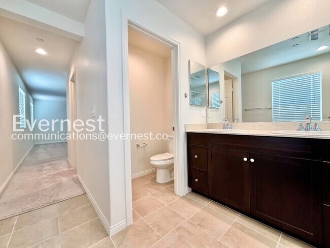 Building Photo - 4 Bed/3 Bath Home with Fenced Yard & Garage / Vouchers Accepted / Available Now!