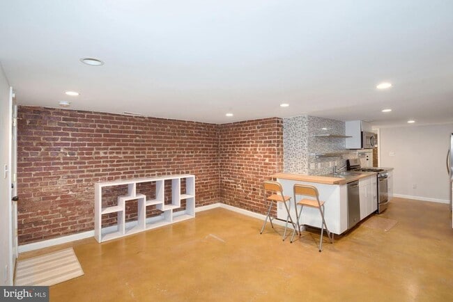 Building Photo - 2721 Ontario Rd NW