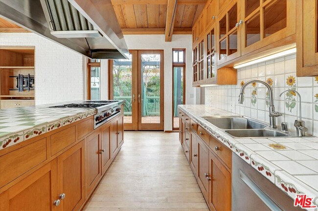 Building Photo - 3916 Rambla Orienta