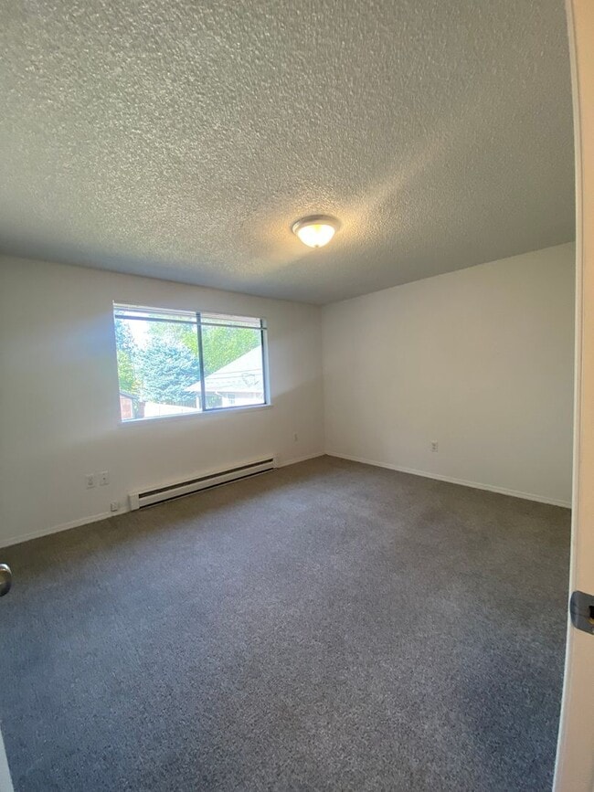Building Photo - Nicely updated 3+ bedroom, 2 bath duplex-l...