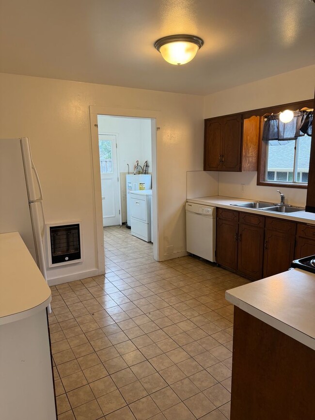 Building Photo - Updated 4 bedroom, 1 bath home in Eugene!