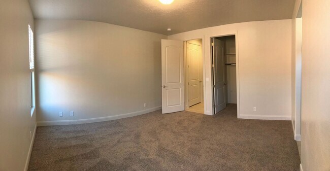 Building Photo - Beautiful like new home, 3 bedroom and 3 b...