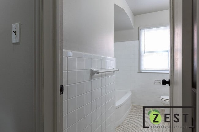 Building Photo - Amazing 3 bed 1 bath Home