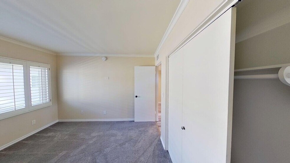 Building Photo - 4754 La Villa Marina