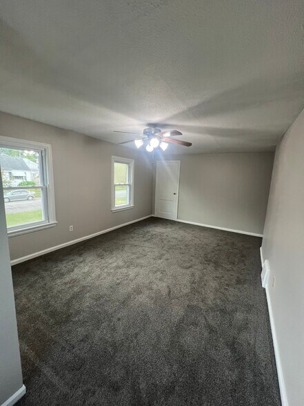 Building Photo - 1550 W 45th St