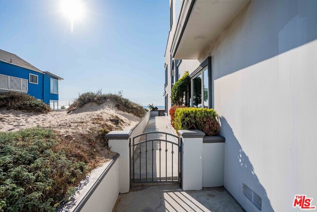 Building Photo - 6419 Ocean Front Walk