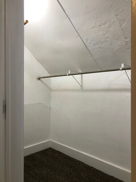 Building Photo - 2213 S Robinson Ave