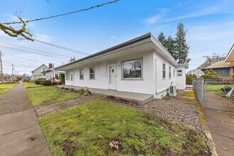 Building Photo - Charming Remodeled Duplex: Pet Friendly!