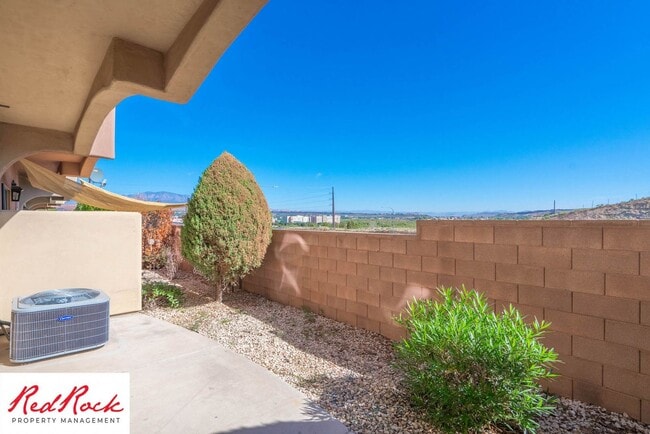 Building Photo - 3 Bedroom Townhome In Southgate Community