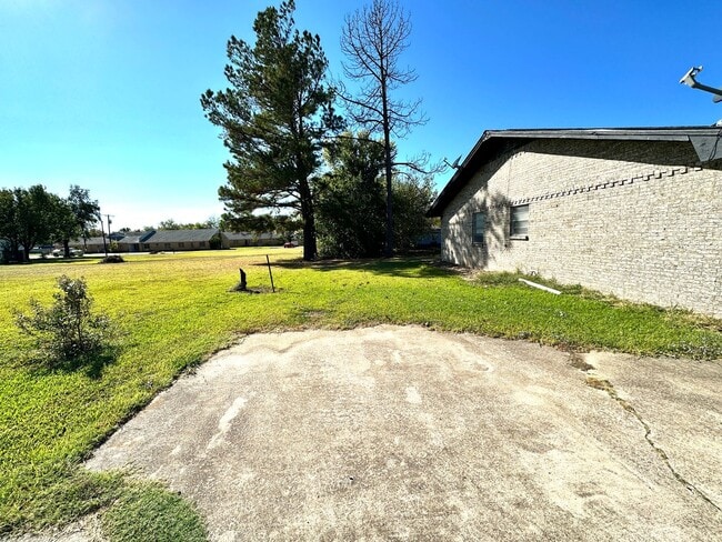 Building Photo - 706 Manson St