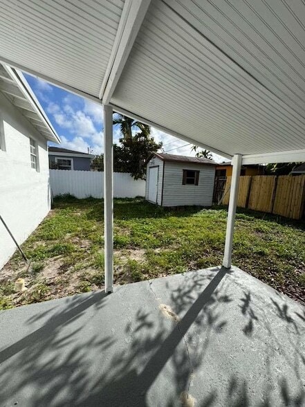 Building Photo - 4871 SW 24th Ave