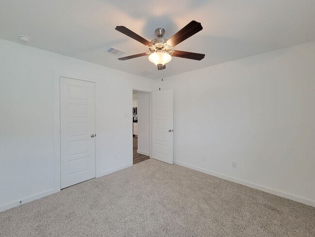 Building Photo - This stunning 4-bedroom, 2-bathroom Rosharon lease features modern upgrades, an open-concept layo...