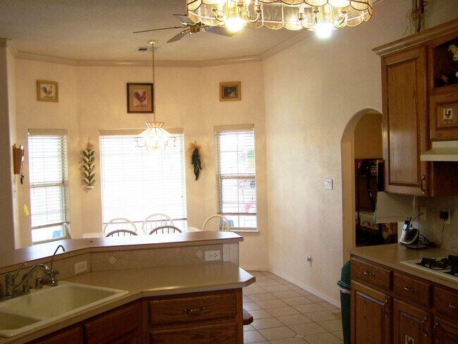 Building Photo - Beautiful 4 Bdrm/2.25 Bath Home With Split Bdrms.