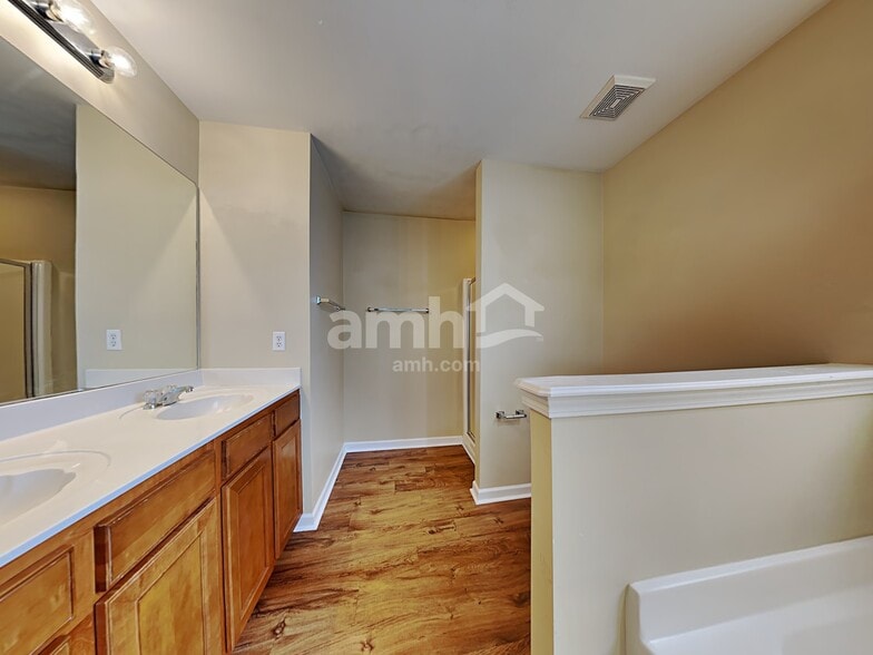 Building Photo - 32 Riverbed Dr